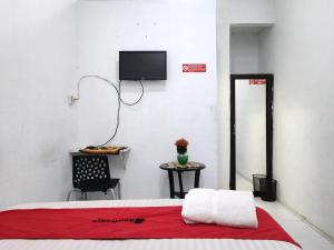 Ein Bett oder Betten in einem Zimmer der Unterkunft RedDoorz Syariah near Universitas Batanghari Jambi