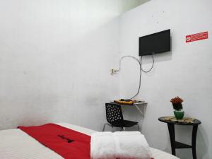 Ein Bett oder Betten in einem Zimmer der Unterkunft RedDoorz Syariah near Universitas Batanghari Jambi