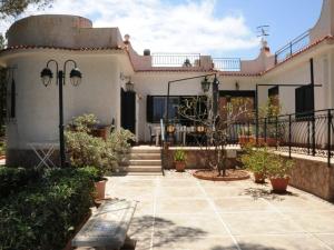 una casa con patio y escaleras delante en CASE VACANZA PERLA DEL SUD, en San Vito lo Capo