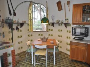 cocina con mesa y sillas en una habitación en CASE VACANZA PERLA DEL SUD, en San Vito lo Capo