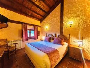 a bedroom with a large bed in a room at Posada Real de Carreteros in Casarejos