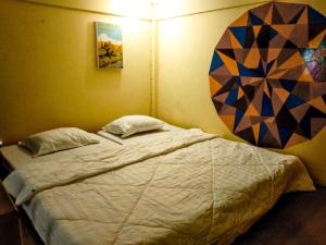 - une chambre avec un lit orné d'une peinture murale dans l'établissement BIG K HOSTEL, à Karimunjawa