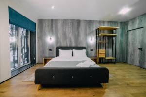 - une chambre avec un lit et une étagère dans l'établissement Rado Hotel Spa, à Khmilnyk