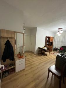 un salon vide avec une chambre dotée d'une table dans l'établissement SALA Apartment, à Shkodër