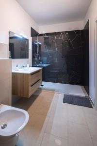 La salle de bains est pourvue d'une douche, de toilettes et d'un lavabo. dans l'établissement Le Stanze dell'Edera, à Bologne