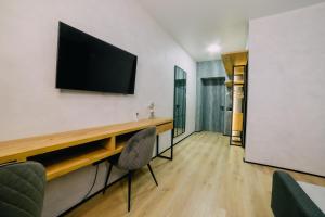 Televízia a/alebo spoločenská miestnosť v ubytovaní Rado Hotel Spa
