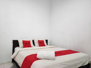 Ein Bett oder Betten in einem Zimmer der Unterkunft RedDoorz Syariah near Universitas Batanghari Jambi