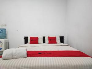 Ein Bett oder Betten in einem Zimmer der Unterkunft RedDoorz Syariah near Universitas Batanghari Jambi