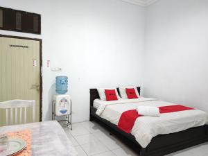 Ein Bett oder Betten in einem Zimmer der Unterkunft RedDoorz Syariah near Universitas Batanghari Jambi