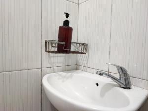 Ein Badezimmer in der Unterkunft RedDoorz Syariah near Universitas Batanghari Jambi