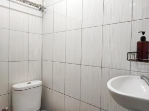 Ein Badezimmer in der Unterkunft RedDoorz Syariah near Universitas Batanghari Jambi