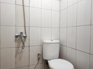 ein Badezimmer mit Toilette und Dusche in der Unterkunft RedDoorz Syariah near Universitas Batanghari Jambi in Jambi