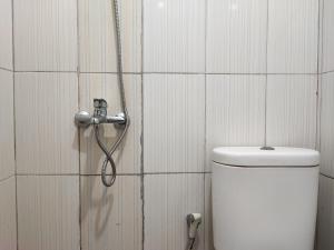 Ein Badezimmer in der Unterkunft RedDoorz Syariah near Universitas Batanghari Jambi