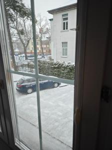 Willa Księżniczki Sopotu في سوبوت: منظر سيارة متوقفة خارج النافذة