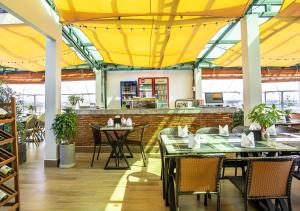 The Square Kampot Hotel餐厅或其他用餐的地方