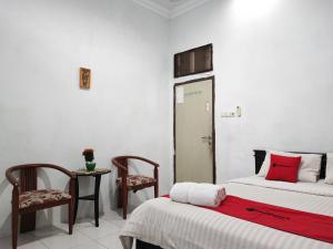 Ein Bett oder Betten in einem Zimmer der Unterkunft RedDoorz Syariah near Universitas Batanghari Jambi