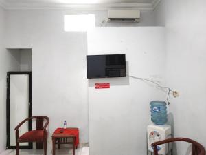 TV/Unterhaltungsangebot in der Unterkunft RedDoorz Syariah near Universitas Batanghari Jambi