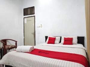 Ein Bett oder Betten in einem Zimmer der Unterkunft RedDoorz Syariah near Universitas Batanghari Jambi