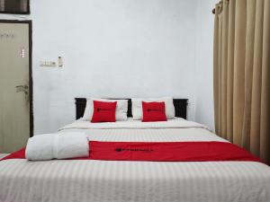 Ein Bett oder Betten in einem Zimmer der Unterkunft RedDoorz Syariah near Universitas Batanghari Jambi