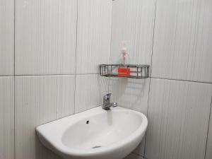Ein Badezimmer in der Unterkunft RedDoorz Syariah near Universitas Batanghari Jambi