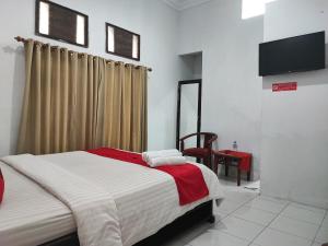 Ein Bett oder Betten in einem Zimmer der Unterkunft RedDoorz Syariah near Universitas Batanghari Jambi