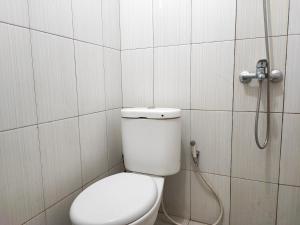 Ein Badezimmer in der Unterkunft RedDoorz Syariah near Universitas Batanghari Jambi