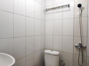 Ein Badezimmer in der Unterkunft RedDoorz Syariah near Universitas Batanghari Jambi