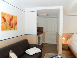 ein Wohnzimmer mit einem Sofa und einem Bett in der Unterkunft Studio apartment Wyk auf Föhr - DNS10103j-S in Wyk auf Föhr