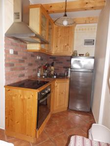 モイストラナにあるHoliday House Kajaのキッチン(木製キャビネット、ステンレス製の冷蔵庫付) +19枚の写真