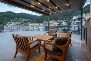 Nespecifikovaný výhled na hory nebo výhled na hory při pohledu z vily