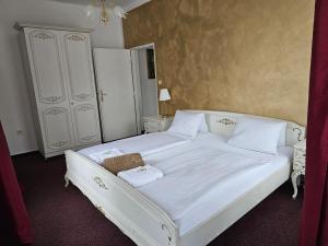 Postel nebo postele na pokoji v ubytování Hotel Bílá Paní
