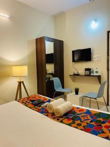 Una habitación de hotel con una cama con toallas. en HOTEL NAMAHA, en Shamshabad