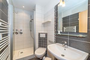 un bagno con lavandino, WC e doccia di Sylter Krabbe a Westerland Altre 10 foto