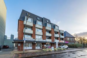un grande edificio in mattoni su una strada cittadina di Sylter Krabbe a Westerland