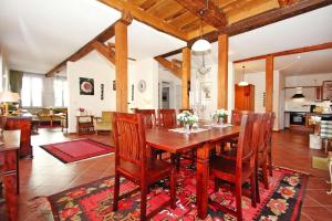 Holiday home Rosenhof, Lenzen في Lenzen: مطبخ وغرفة طعام مع طاولة وكراسي خشبية