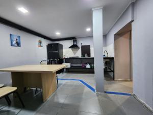 una cucina con un tavolo e una linea blu sul pavimento di Gallary Hostel a Tbilisi City