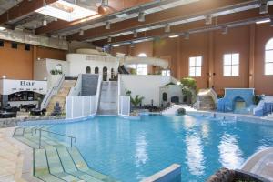 una grande piscina in un grande edificio di Apartment im Van der Valk Resort Linstow a Dobbin-Linstow