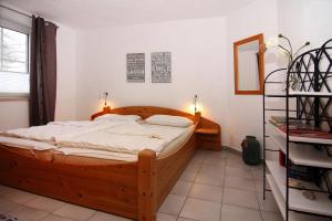 1 dormitorio con cama de madera en una habitación en Holiday complex Wenkendorf, Fehmarn-Wenkendorf, en Lemkendorf