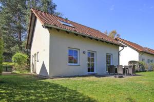 ein kleines weißes Haus mit rotem Dach in der Unterkunft Cottage in Lenz in Lenz