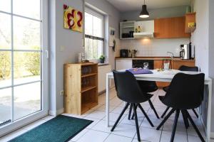 eine Küche mit einem Tisch und Stühlen im Zimmer in der Unterkunft Cottage in Lenz in Lenz