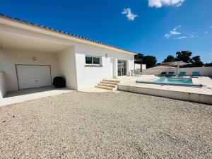 ein Haus mit einer Garage und einem Pool in der Unterkunft "Villa Querciu" Villa neuve & piscine privée in Prunelli-di-Fiumorbo