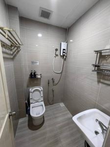 uma casa de banho com um chuveiro, um WC e um lavatório. em Top View Synergy Square em Kuching