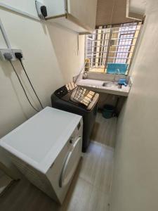 um pequeno quarto com um lavatório e um lavatório em Top View Synergy Square em Kuching