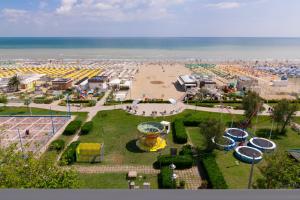 - une vue sur un parc avec une plage en arrière-plan dans l'établissement Residence Flow-R, à Riccione