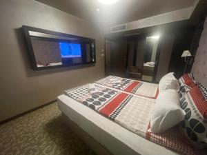 Un dormitorio con una cama con un televisor en la pared. en Мия 2 Deluxe Royal Spa, en Velingrad 37 fotos más