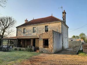 Une ancienne maison en briques avec une tour en haut dans l'établissement Maison en Vendée avec Piscine, à Corpe