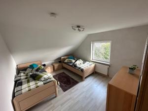 Postel nebo postele na pokoji v ubytování Ferienwohnung mit Balkon DG
