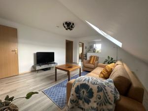 TV a/nebo společenská místnost v ubytování Ferienwohnung mit Balkon DG