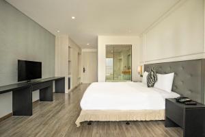 Danang Bay View Apartment - Phòng Code chủ في دا نانغ: غرفة نوم كبيرة بسرير كبير وتلفزيون
