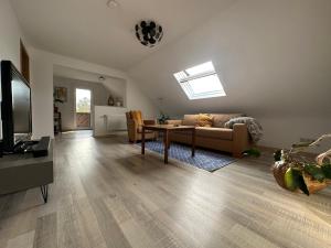 TV a/nebo společenská místnost v ubytování Ferienwohnung mit Balkon DG + 6 fotografií